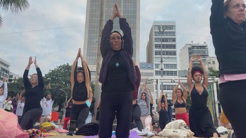 Сотни бразильцев встретили рассвет, практикуя йогу