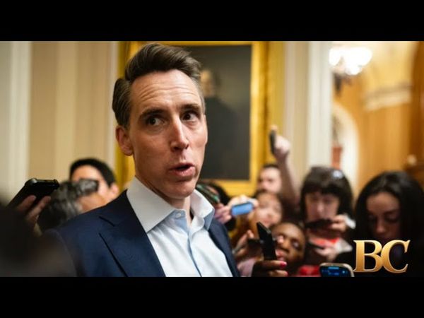 Il senatore repubblicano Josh Hawley e i democratici votano per promuovere il divieto di negoziaz...