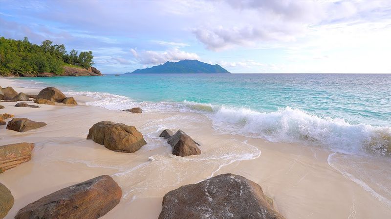 🏝 Turquoise Ocean off Seychelles Island. Ocean waves 4K Ultra HD
