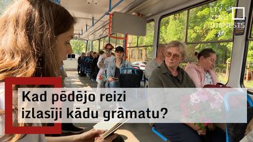 Tramvajos Rīgā lasa dzeju un aicina cilvēkus biežāk lasīt grāmatas