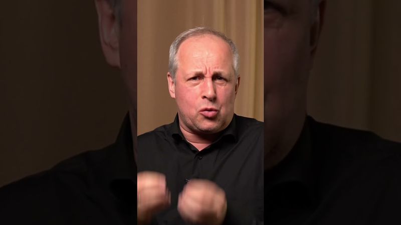 С наступающим Новым годом, интроверты! Голос нашего канала Михаил Черняк просил вам кое-что передать