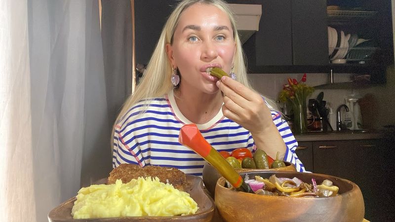 МУКБАНГ/ ОТБИВНАЯ /ПЮРЕ /СОЛЕНЬЯ И МАРИНОВАННЫЕ ГРИБЫ /МОЯ ДЕВУШКА СО МНОЙ НЕ РАССЛАБЛЯЕТСЯ