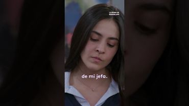 Giovanna se molesta con Abraham por recibir mensajes de su jefa #LaRosaDeGuadalupe #Uninovelas