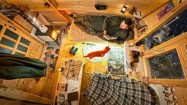 Je vis dans une cabane avec un animal rouge - Je suis retourné à la maison-shalash dans la forêt