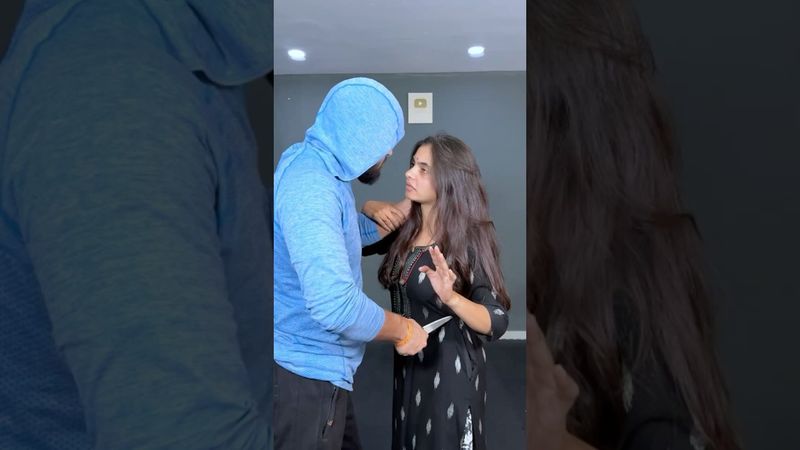 Surviving a Knife Threat: Smart Self-Defense Moves #selfdefense #shorts