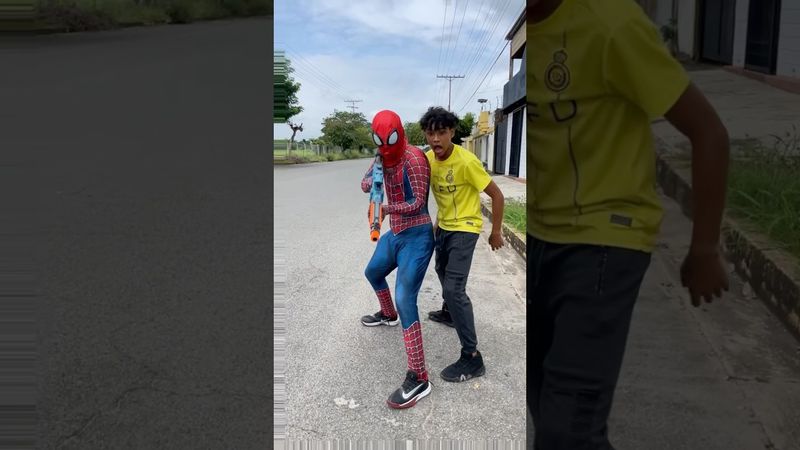 ATACA A LOS SUPERHÉROES SPIDERMAN!
