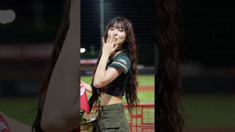 多慧總是認真的回應粉絲們的熱情 連道別也不例外😍@lee_dahye