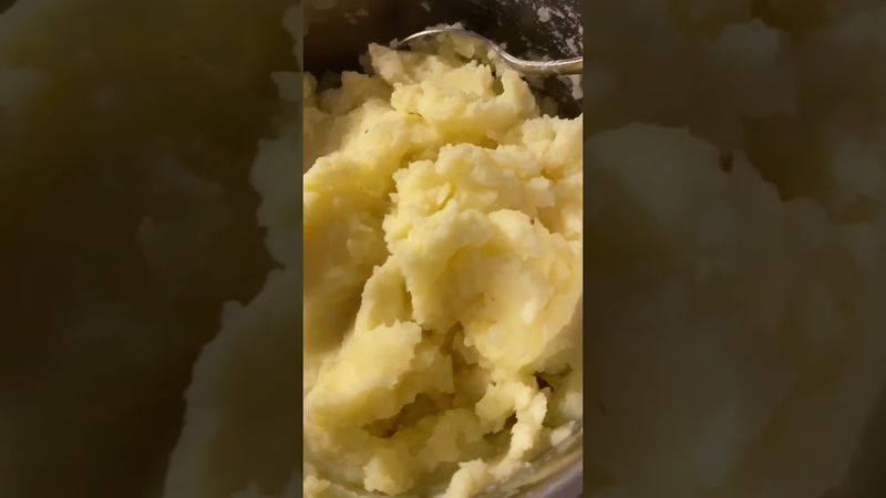 Mashed potatoes with milk and butter