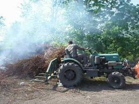 Выталкивание веток в бурт 2
