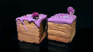 Кубический круассан с кремом из сгущенного молока и малинового конфитюра