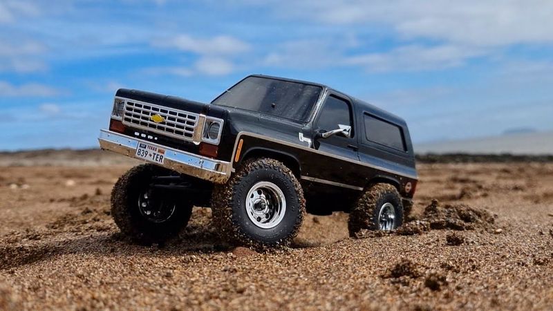 Sun, Sand & a Chevy - FMS FCX24 K5 Blazer Beach Rock Run