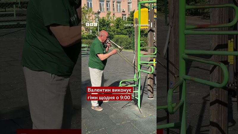 Валентин щодня з початку війни виконує гімн України біля  свого будинку #shorts #київ #новини