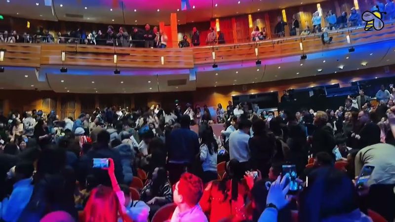 「上海：《悲惨世界》演出结束后观众起立齐唱著名反抗歌曲“Do you hear the people sing“（2025.12.13）」