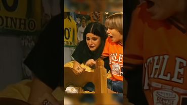 Случайно проломил дыру в стене 😂 | Папины дочки #папиныдочки #сериалы #shorts