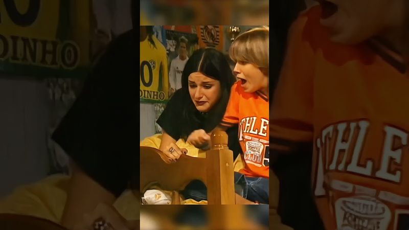 Случайно проломил дыру в стене 😂 | Папины дочки #папиныдочки #сериалы #shorts