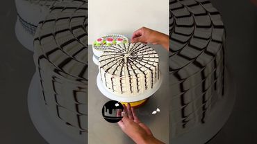 sencillo decorado con rosas en crema chantilly