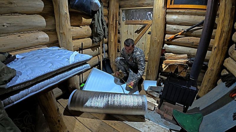 ГОТОВЛЮ ЗЕМЛЯНКУ К ЛЮТЫМ МОРОЗАМ | СТРОЮ БАНЮ В ДИКОМ ЛЕСУ | НЕ ЗВАННЫЕ ГОСТИ