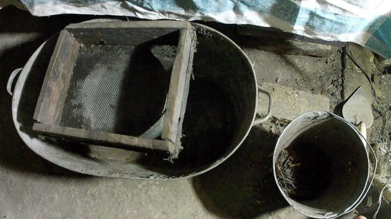 Просеивание биогумуса. Получение органического удобрения в домашних условиях. Лучшее удобрение.