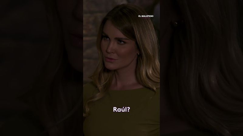 ¡Julia se lanza y besa a Enrique! #ElMaleficio #ViX #Uninovelas