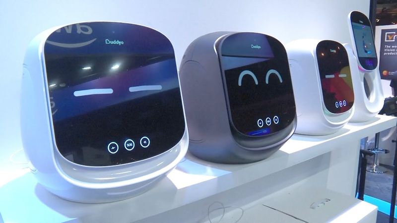 Роботов-медиков и аксессуары для незрячих представили на выставке в Париже