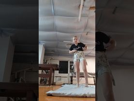 делаем друг на одной руке переворот