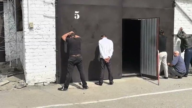 Силовики разбудили 45 цыган под Волгоградом, изъяли у них оружие и вручили повестки