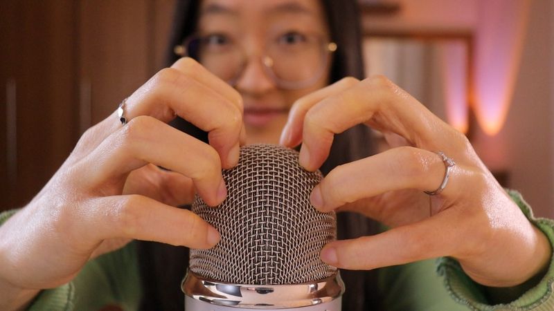 ASMR FAST & AGGRESSIVE MIC SCRATCHING + TAPPING (NO TALKING)