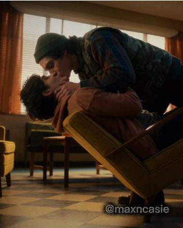 Warning: KEEP YOUR HANDS ON THE TABLE! 🔥🫢 #byler #strangerthings #mik...