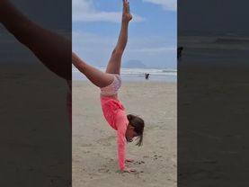 Fazendo ginástica na praia!! Iupiiiii