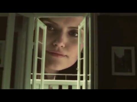 Giantess in Vodafone Commercial