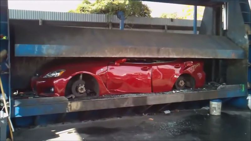 Безжалостно утилизируют дорогие машины. Лучше бы мне отдали.