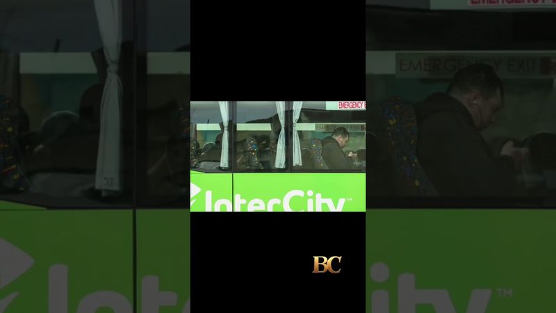 Mulher é acusada após criança ser encontrada em mala no compartimento de bagagem de ônibus na Nov...