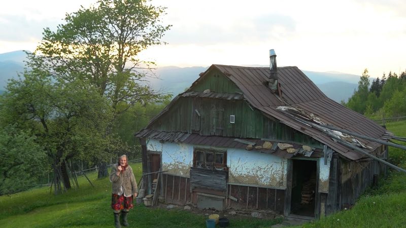 Хатина без світла, води та газу, де й зараз живе бабуся Марія!