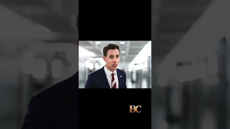 Il senatore repubblicano Josh Hawley e i democratici votano per promuovere il divieto di negoziaz...