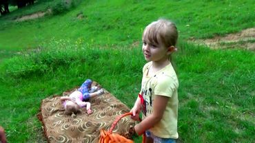 Маргарита и Лера собирают грибы