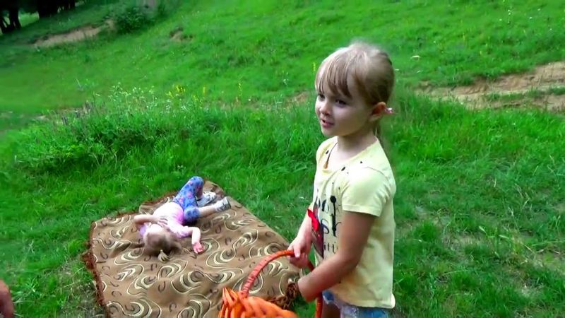 Маргарита и Лера собирают грибы