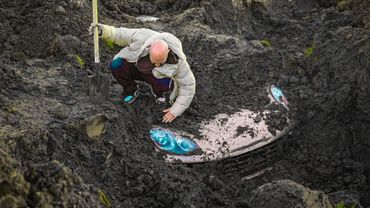 КУПИЛИ МАШИНУ СПРЯТАННУЮ В ОГОРОДЕ ПОД ЗЕМЛЁЙ