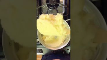 Simple and creamy mashed potatoes! 🥔🧈🥛 #mashedpotato #milk #butter #recipe #garlic #bentonoods