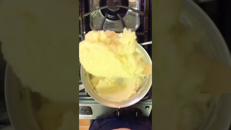 Simple and creamy mashed potatoes! 🥔🧈🥛 #mashedpotato #milk #butter #recipe #garlic #bentonoods