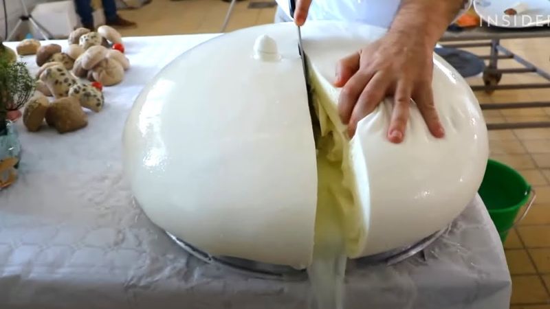 Искусство производства моцареллы:  традиции Италии. От молока до сыра