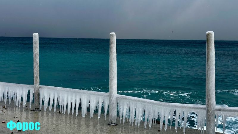Крым 2026. В Форосе, закрылось популярное кафе и ещё один магазин. Зато море красивое, как никогда.