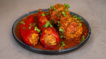 Фаршированные перцы с фрикадельками в соусе.