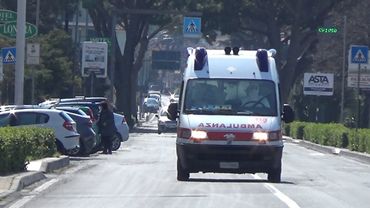 Ambulanza Croce Rossa Italiana Ceriale in emergenza con sirena pneumatica invertita ed elettronica