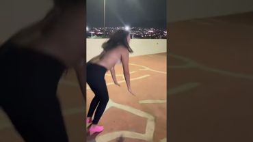 Chica enseña sus pechos sin querer #shorts