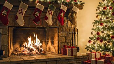 Cozy Christmas Cabin Ambience • Frank Sinatra Style Holiday Jazz & Crackling Fireplace