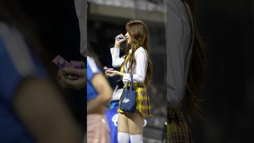 珠珢投手來發糖果啦！最後還不忘自己留一顆在手裡好可愛🤣@Jueun_0724