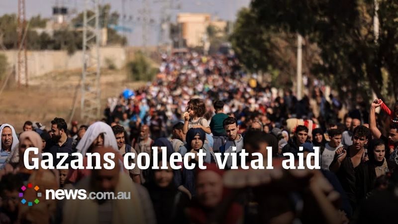 Palestinians collect bags of aid in 'apocalyptic scenes'