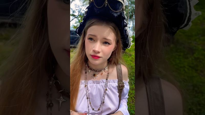 Why was she itching? #backstage #dnd #humor #serial #adventure #fantasy #elf #cosplay #lol #sitcom