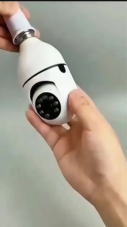 Essa câmera Wi-Fi 360º encaixa direto no bocal da lâmpada, sem fios, ...