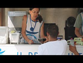 Волонтёры Милана спасают бездомных от жары